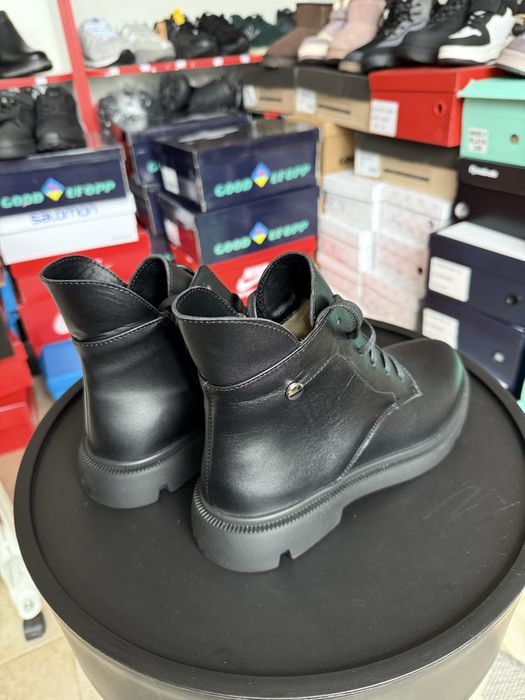 Зимові шкіряні черевики на шнурівці