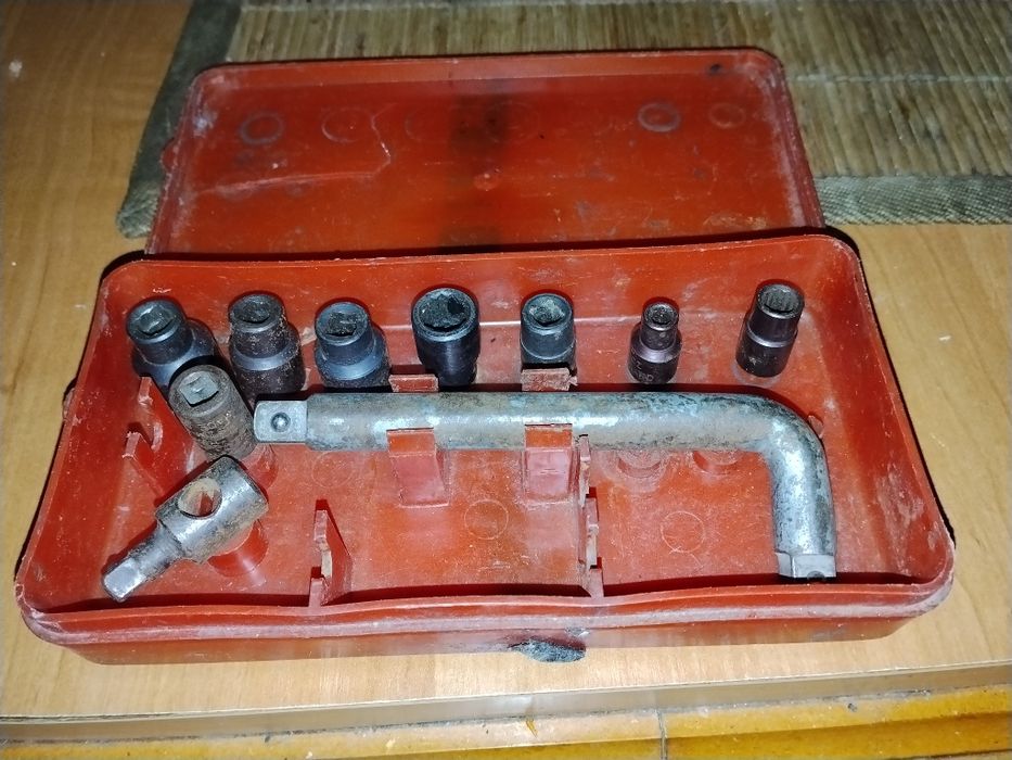 Dwa komplety starych kluczy