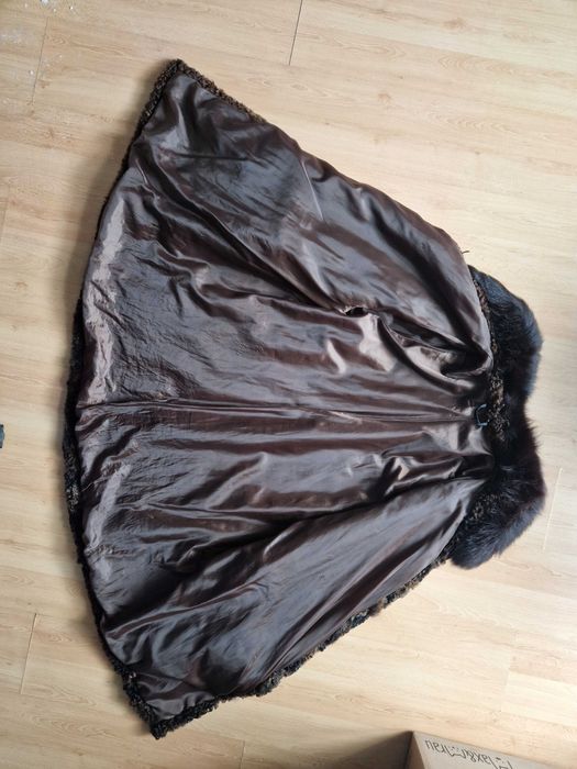 Futro z brązowych karakuł