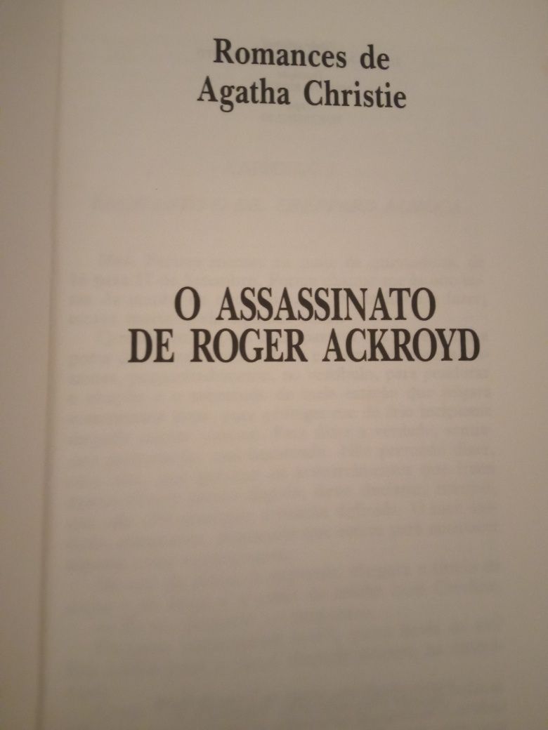 Livro do Círculo de Leitores de mistério da escritora Agatha Christie
