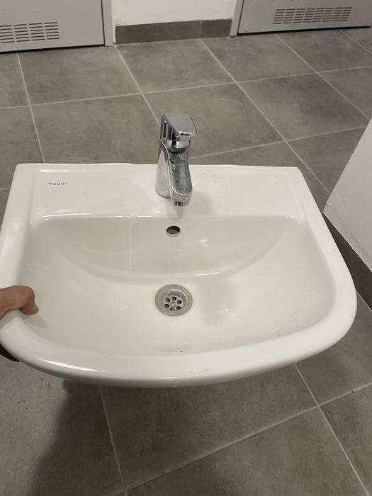 UMYWALKA łazienkowa VIGOUR z baterią i półposumentem