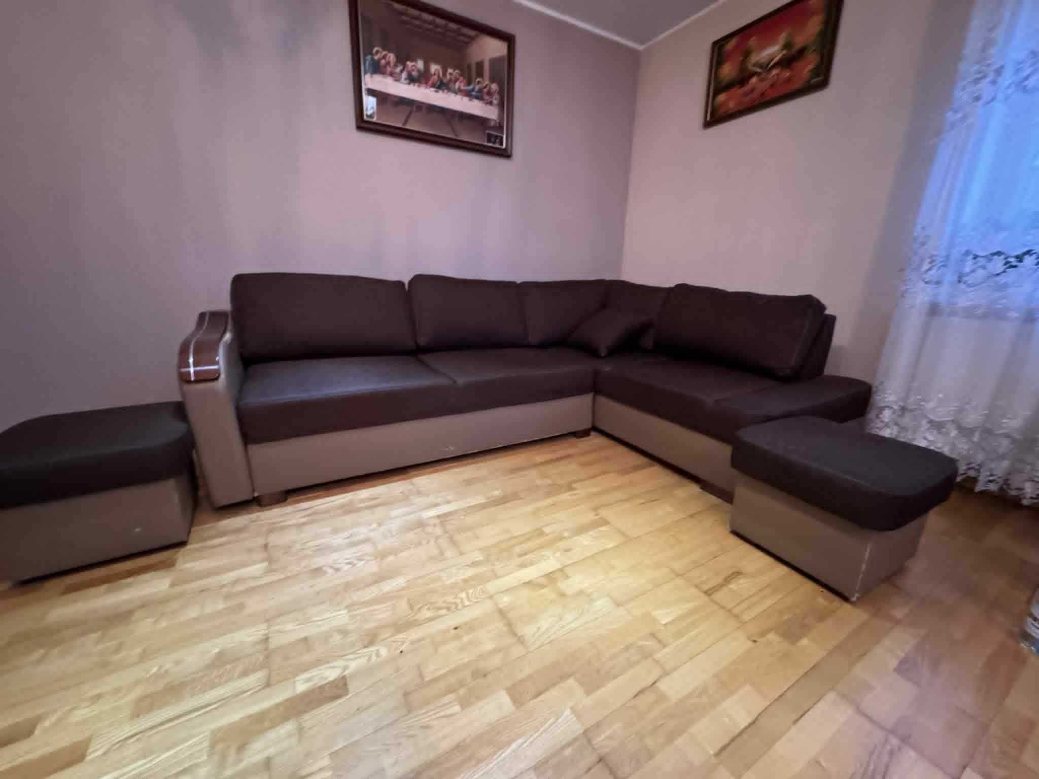 Narożnik z pufami .