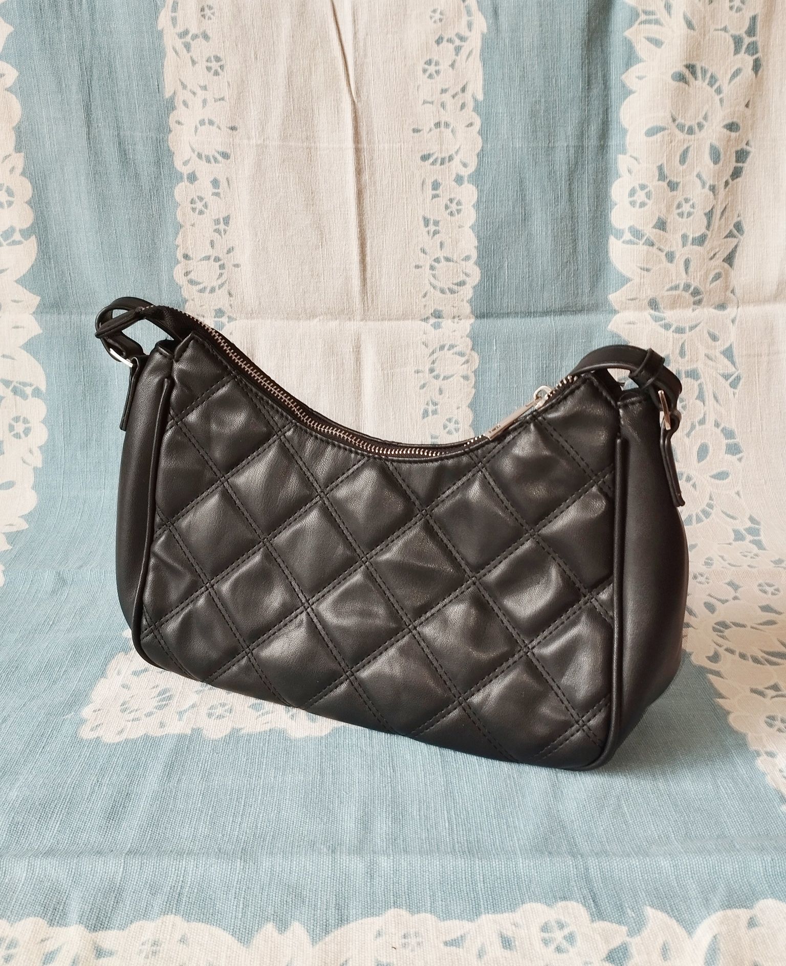 Elegancka pikowana torebka na ramię Reserved – klasyka stylu