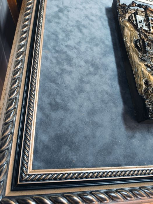 Quadro em veludo, com escultura em bronze, certificado, como novo