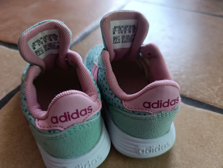 Кросівки adidas 22 розміру на дівчинку