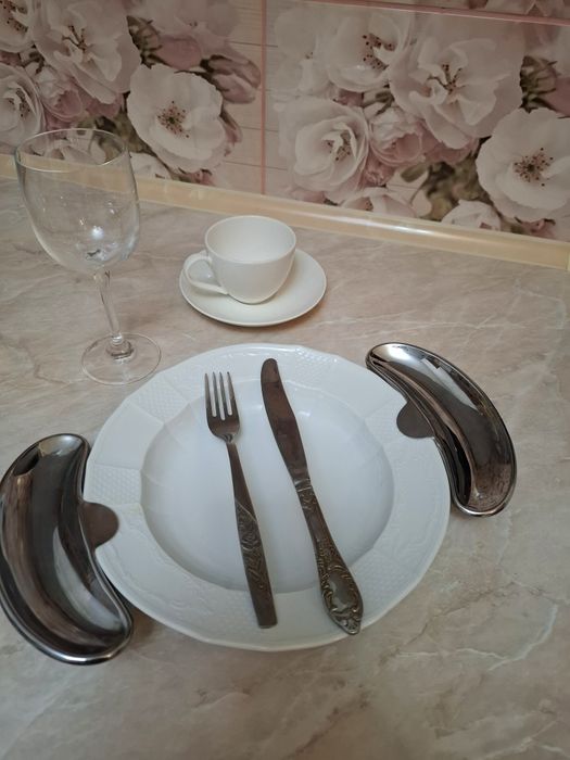 Тарілки полумісяці для кісток , при подачі рибних та м'ясних страв.