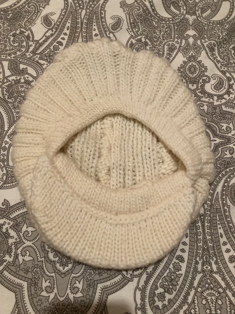 Gorro e boina brancos