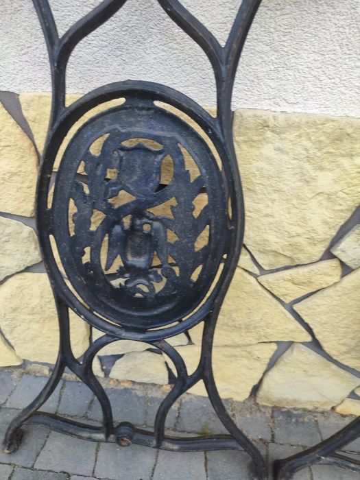 Zabytkowe nogi od maszyny do szycia