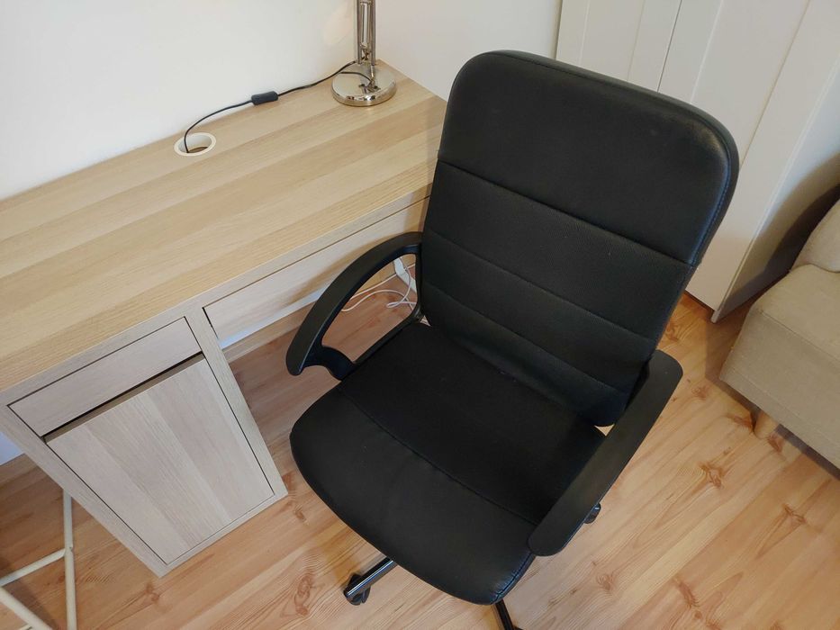 Zestaw biurko, lampa, krzesło.