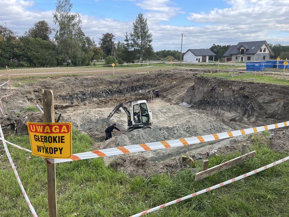 Roboty ziemne pomoc drogowa 24h – koparko-ładowarka minikoparka laweta