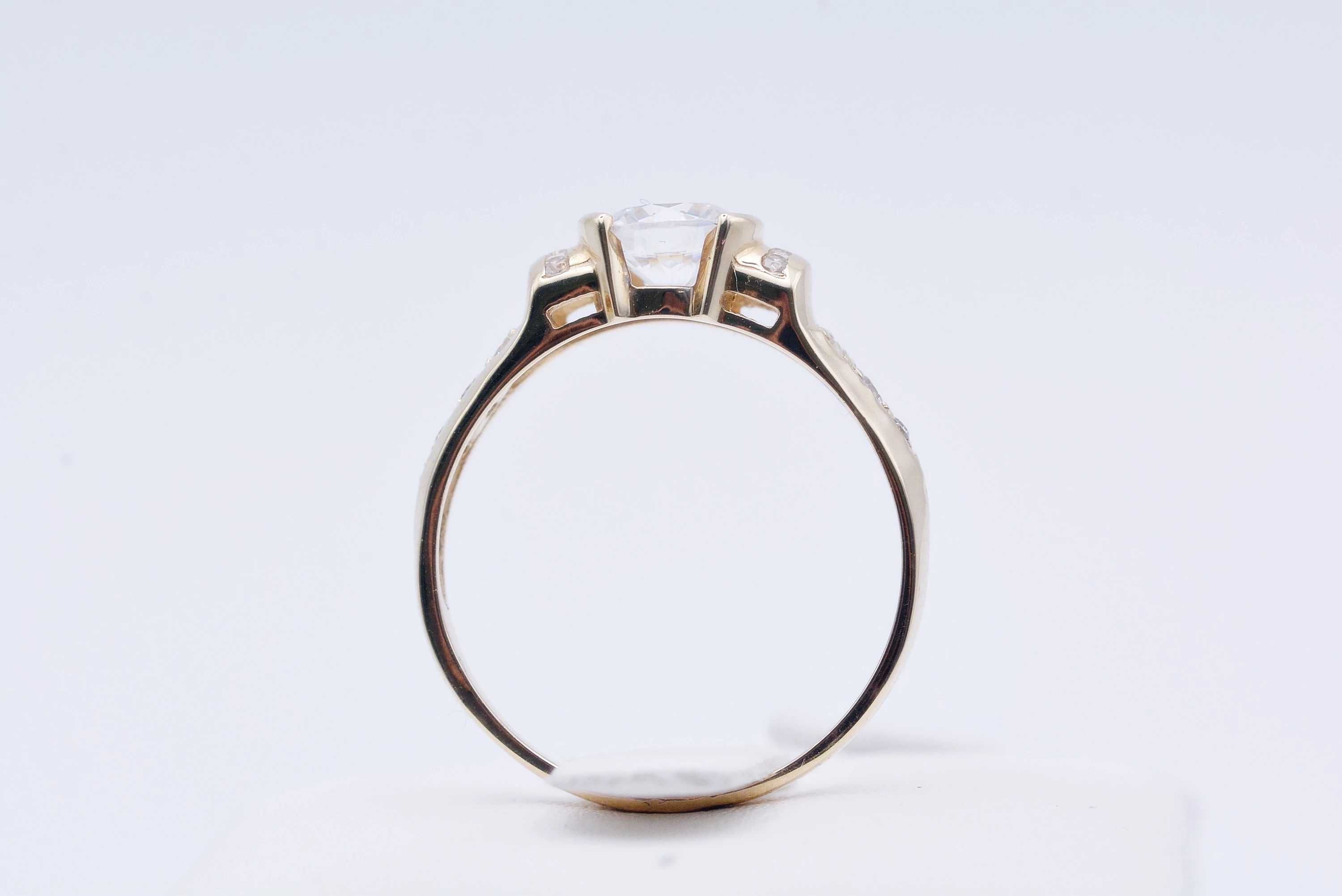 ZL750 Śliczny pierścionek zaręczynowy z cyrkoniami złoto 585 r;18