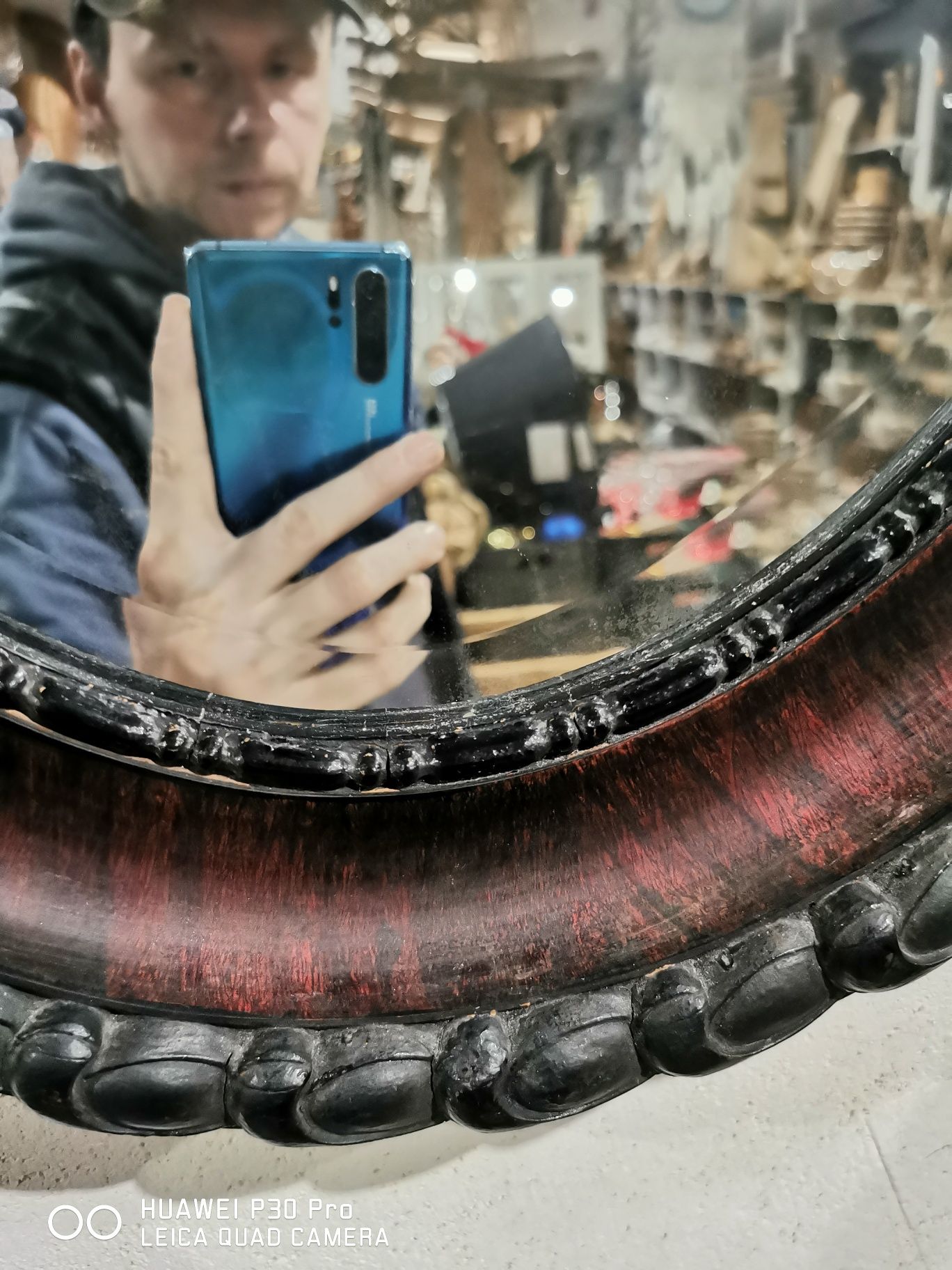 Włoskie lustro w ramie drewnianej