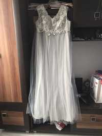 Szara długa tiulowa sukienka z koronka