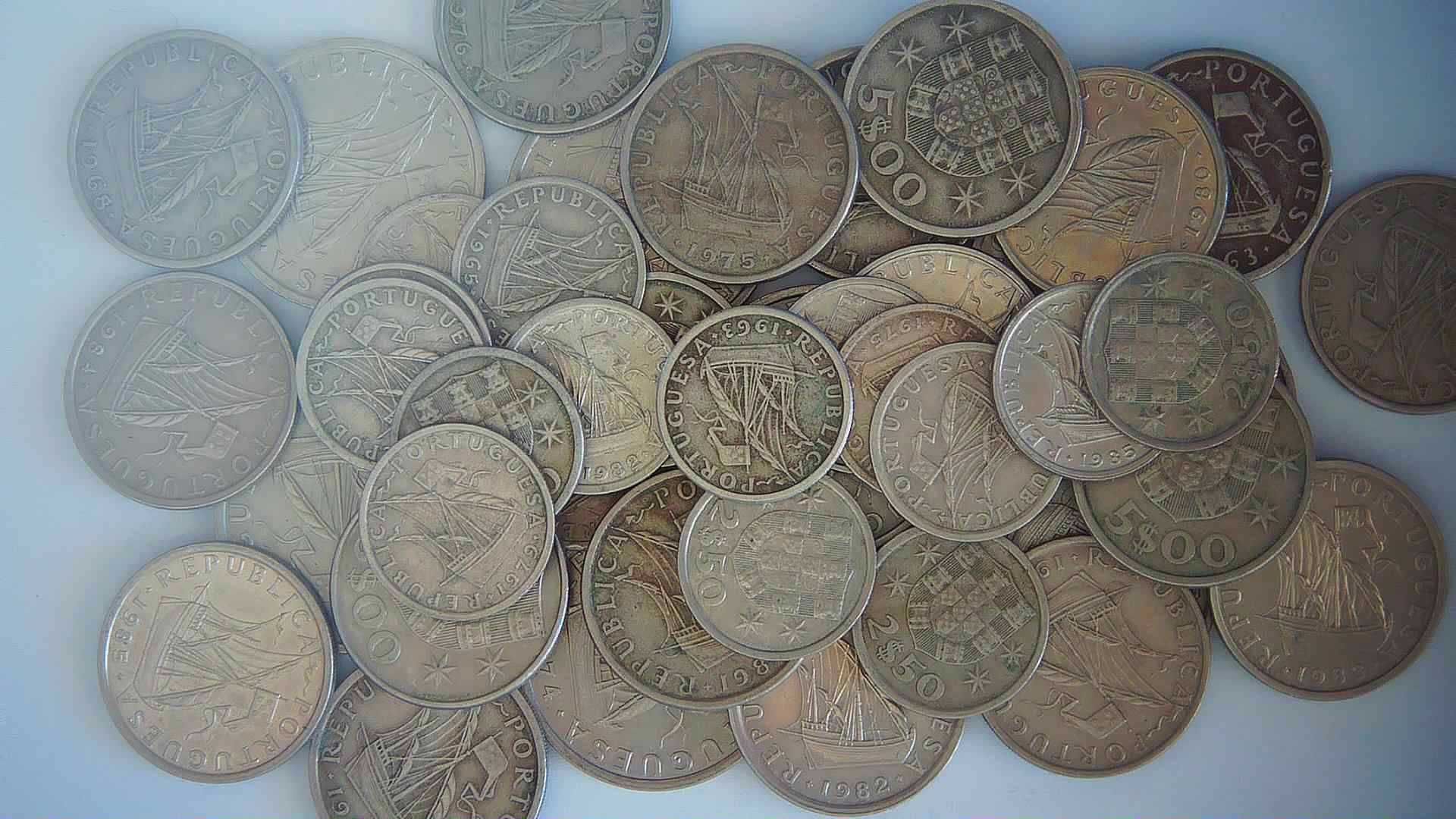 Lote 43 moedas Caravelas. Moedas cupro-niquel de 2,5; 5 ; 10 escudos