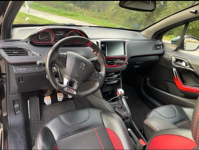 Czarny Peugeot 208 GTI 200 KM