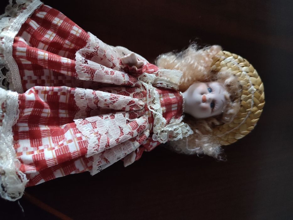 Boneca vintage de porcelana pintada à mão