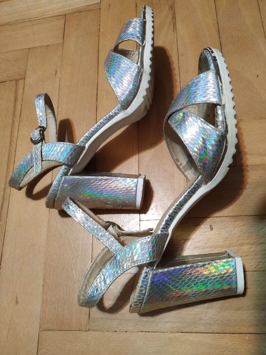 Srebrne holograficzne sandały rozm. 37