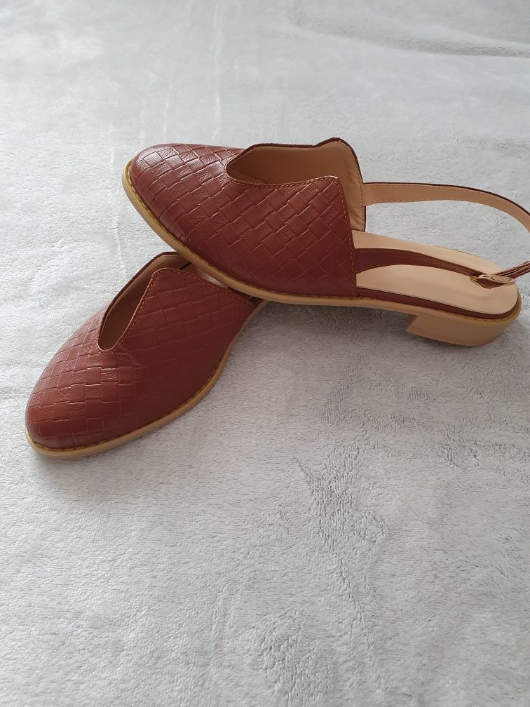 Nowe Buty bez pięty z wycięciem
