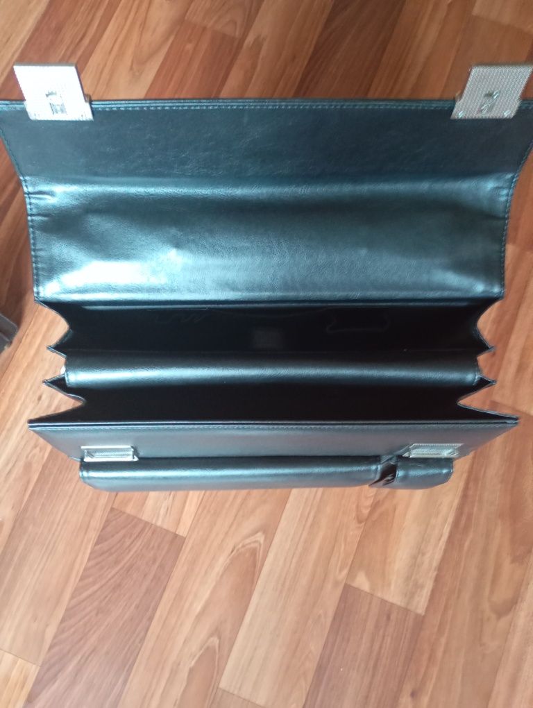 Продам деловой портфель
