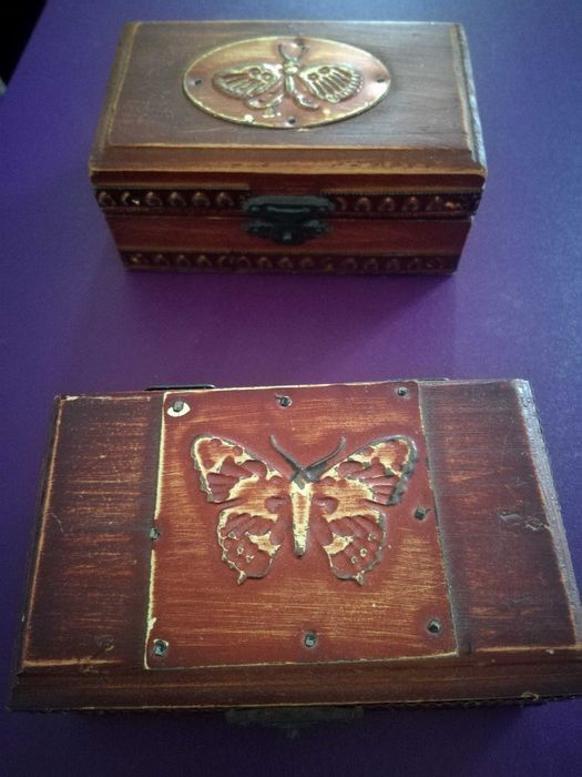 Caixas de madeira, antigas, com borboleta