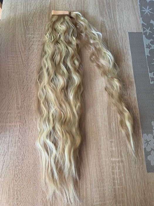 Doczepiany kucyk kręcony falisty pasemka ciemny jasny blond długi