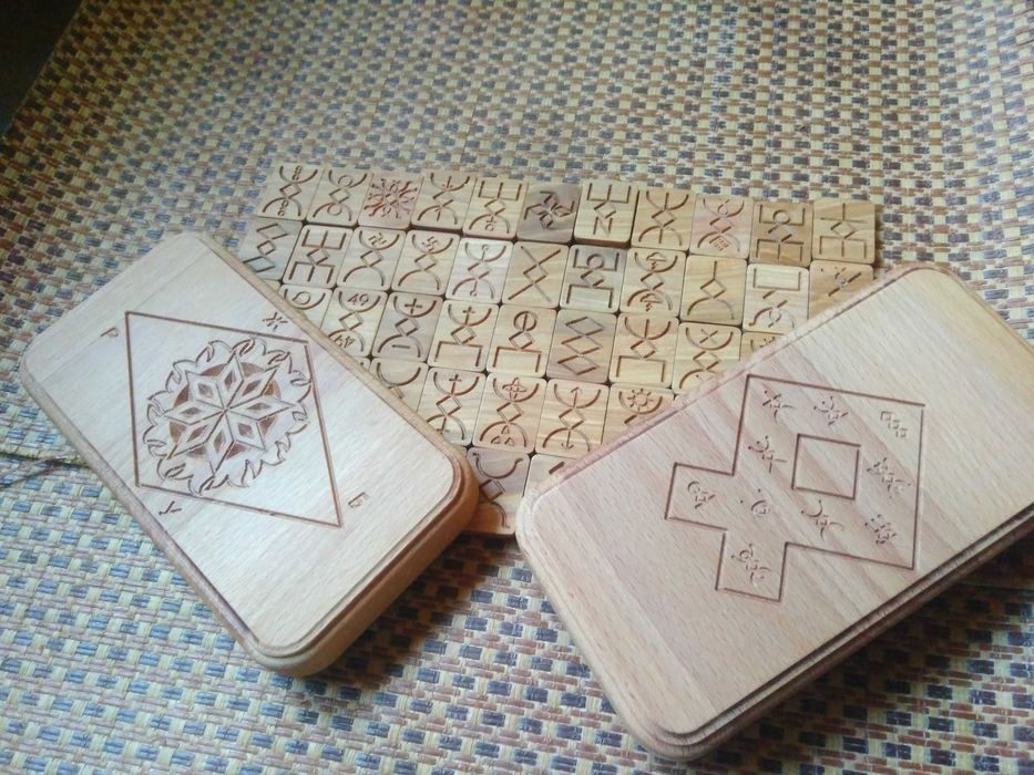 Алатырь-руны (набор со шкатулкой) (55 рун)