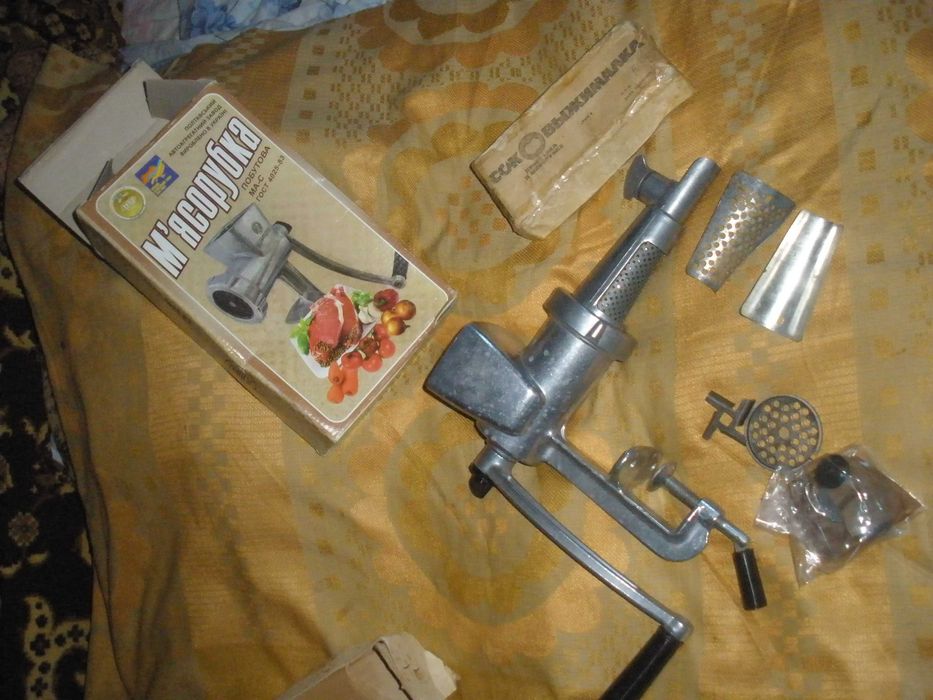Универсальная мясорубка с приставкой соковыжималкой, СССР.