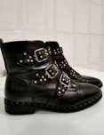 Botas pretas com tachas prateadas
