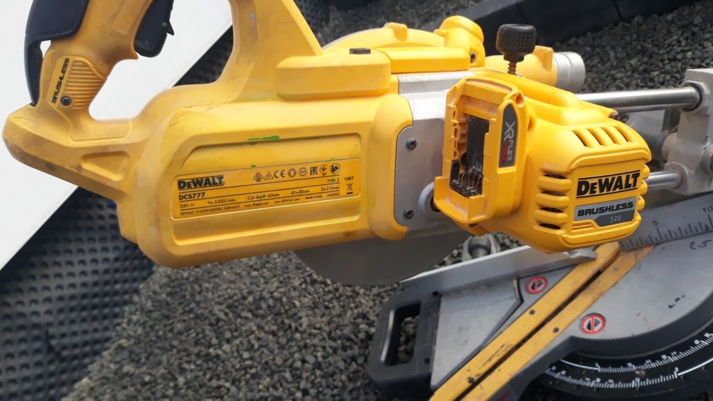 Ukośnica Dewalt DCS 777 FLEXVOLT 54 V akumulatorowa