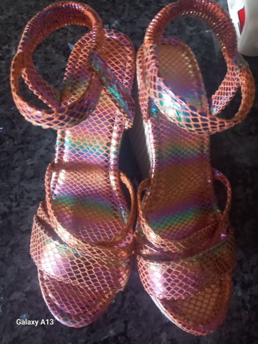 Sandálias completamente novas tamanho 36