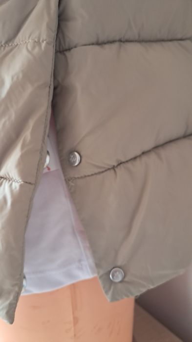 Puchowa kamizelka..kaptur dopinany zpo bokach rozpinana...bardzo lekka