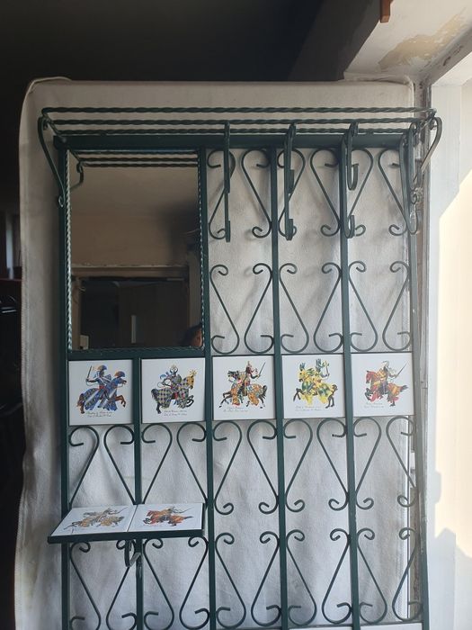 Garderoba metalowa z dekoracją płytek