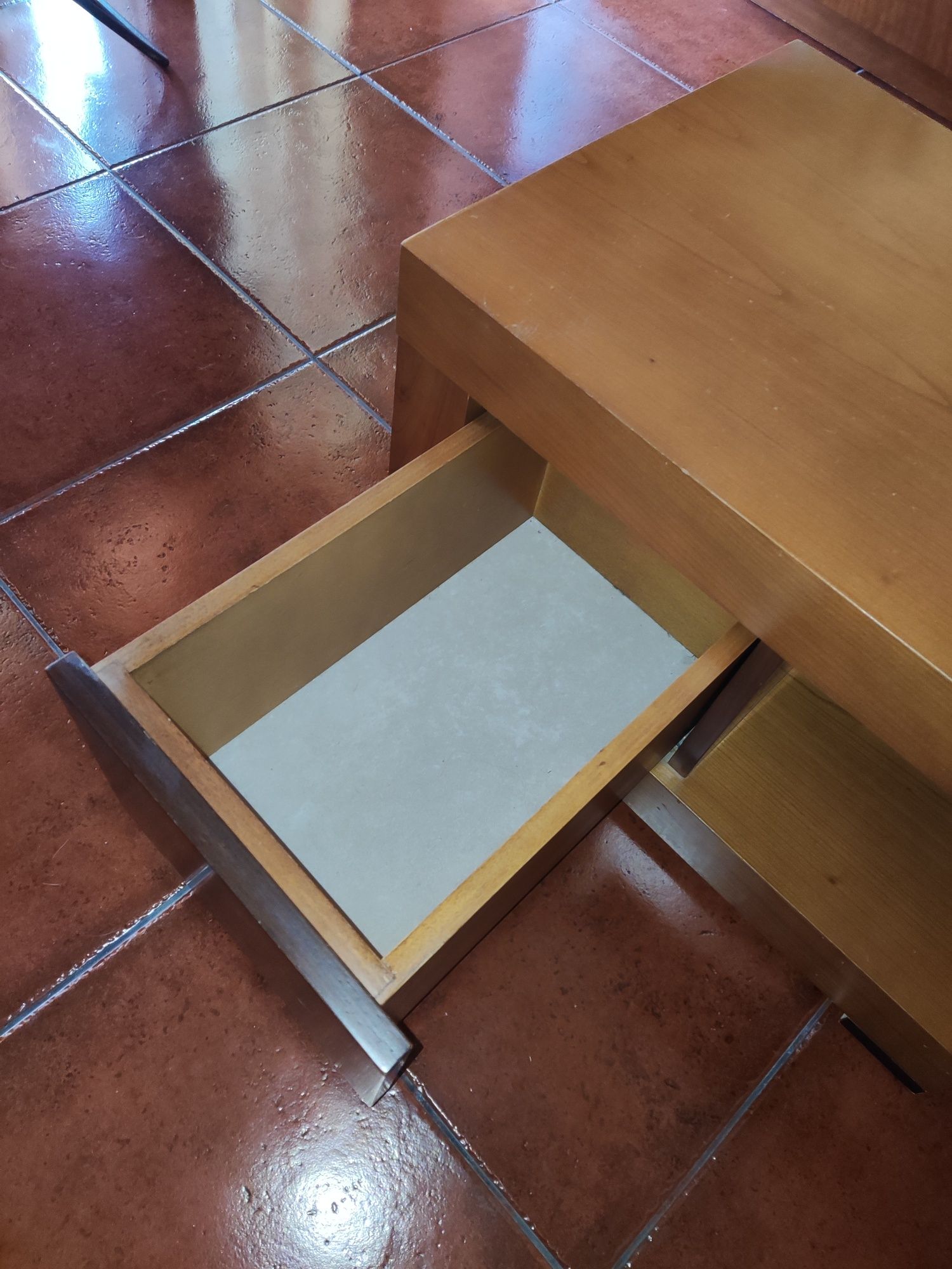 Mesa de centro com gaveta