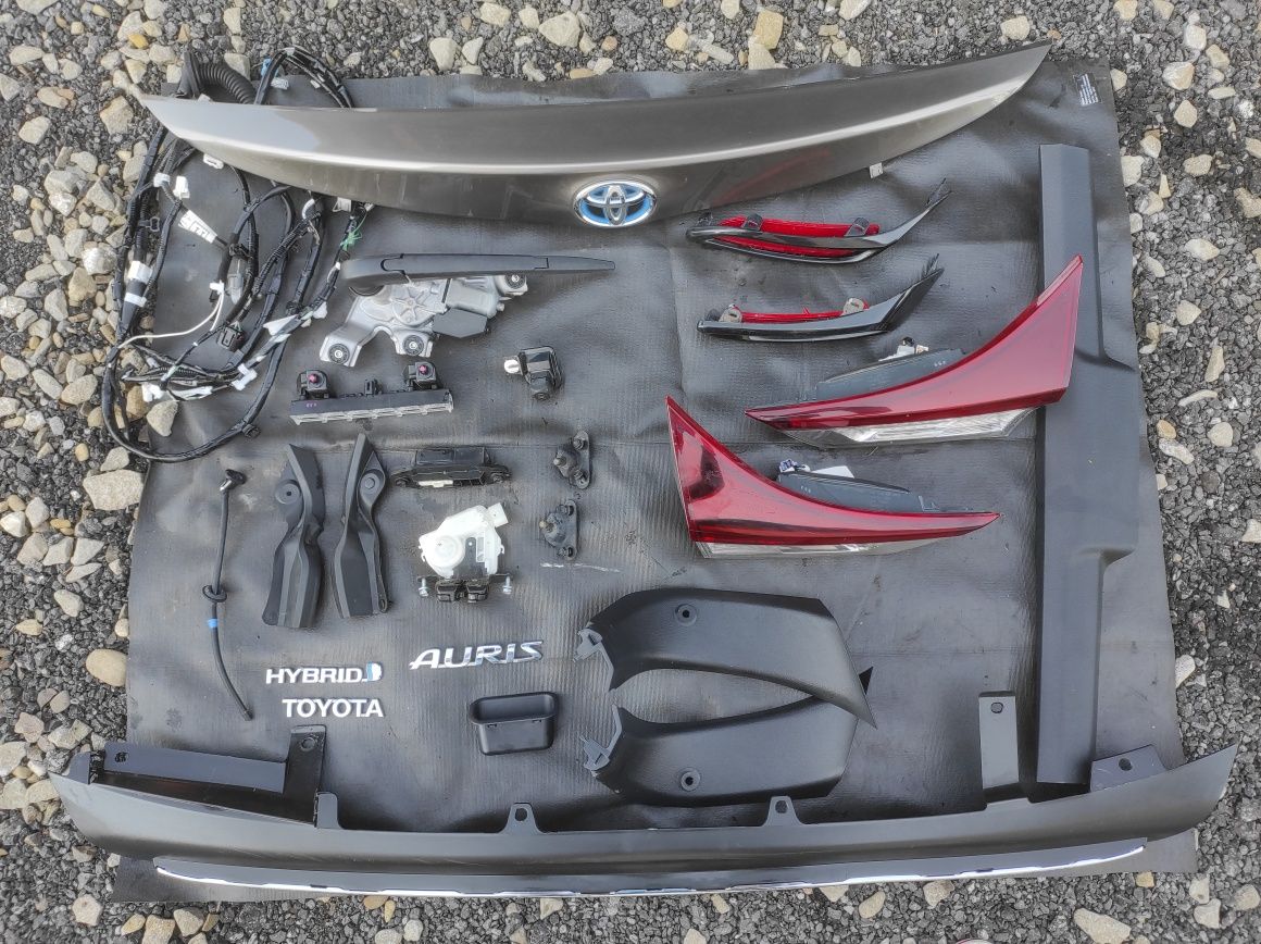 Toyota Auris części klapy i zderzaka tył