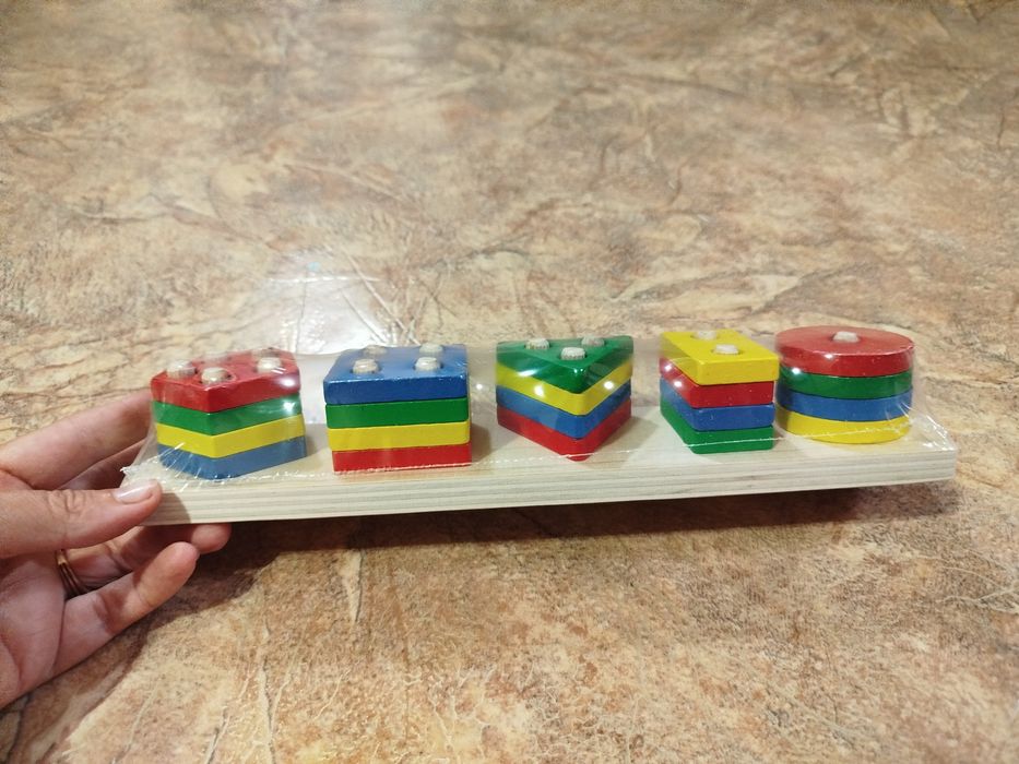 Деревянная пирамидка геометрика