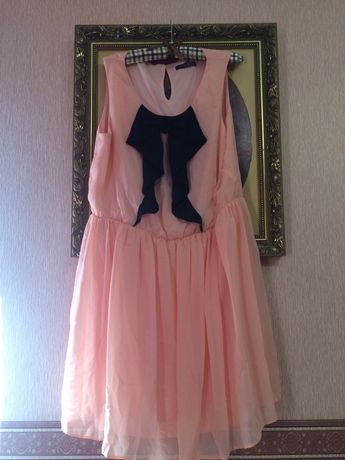 Платье персикового цвета бант