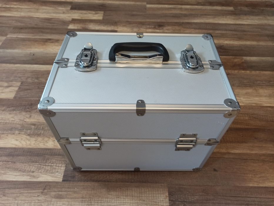 Skrzynka narzedziowa / kufetrk na kosmetyki