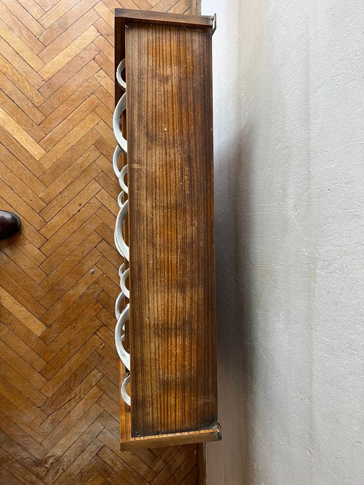 Drewniana szafka wisząca z porcelanowymi pojemnikami