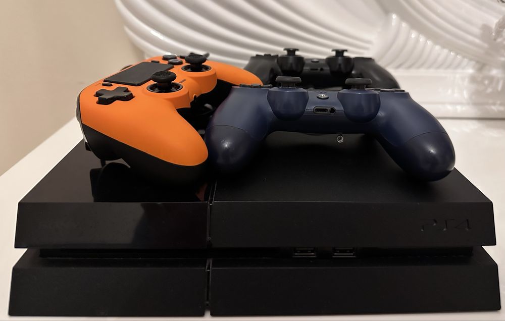 Ps4 Playstation 4 fat 500gb z 3 padami + fifa 21, assassin unity