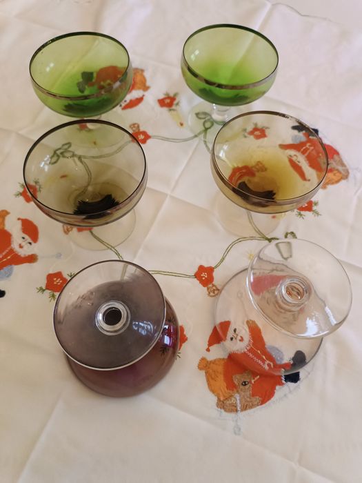 Vendo 6 taças antigas as cores são. dos  anos 40 ou50de meio pé