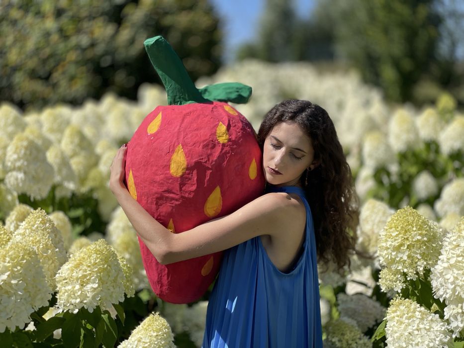 Велика декоративна ягода полуниця