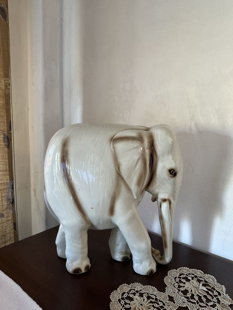 Elefante Branco em Porcelana