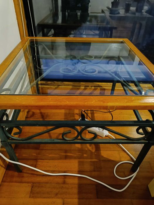 Side table in excellent condition64550311198339120