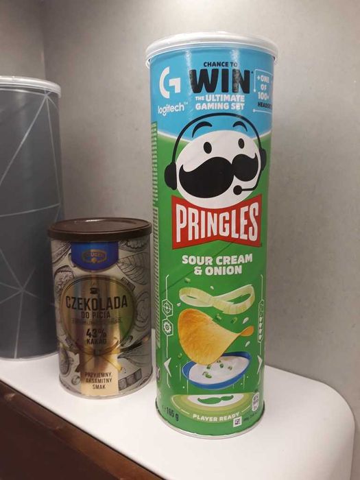 Puste opakowanie po Pringles i gorącej czekoladzie (pojemnik /  tuba)