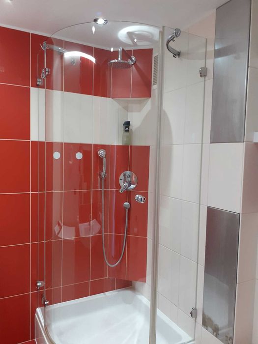 Dwupokojowy apartament z łazienką i kuchnią. 43m2, II piętro, winda.