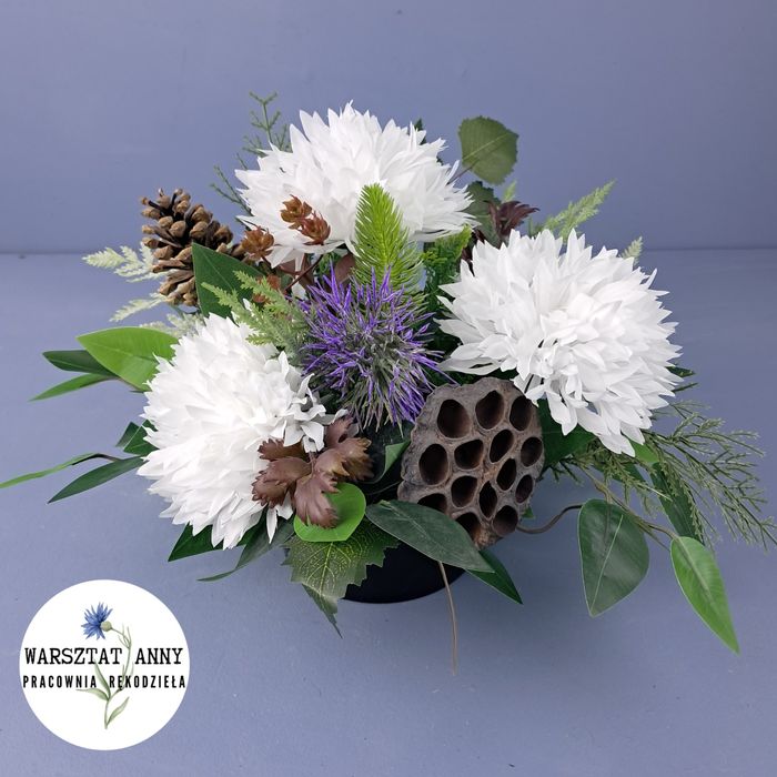 Warsztat Anny stroik na cmentarz Kompozycja nagrobna mała chryzantema
