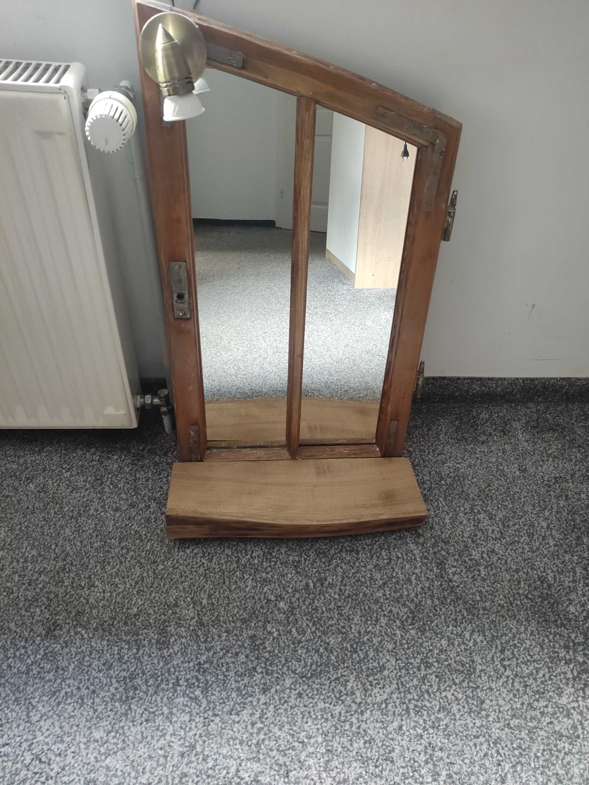 Lustro w oknie z półką