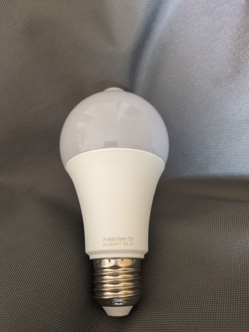 LED Лампочка 12W з датчиком руху