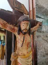 Cristo muito antigo de madeira em cruz