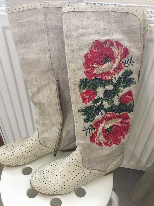 Чоботи жіночі з українським орнаментом.